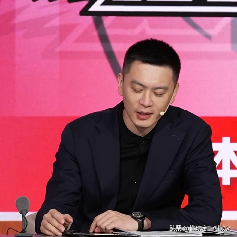 杨鸣解说辽宁队比赛，被气得一度无语！唏嘘不已，30秒连吹两次吴昌泽对胡金秋犯规，