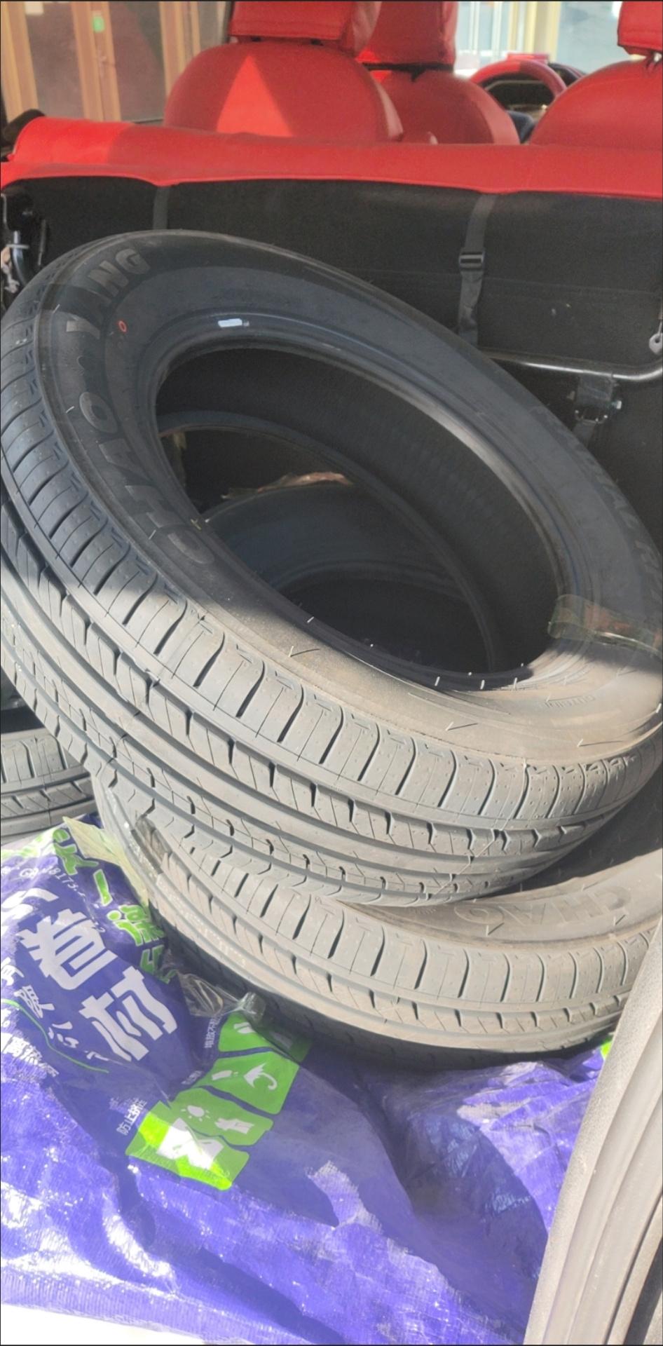 轮胎扎了个钉子，维修店让我换一对新胎，还好我多问了一句
这事儿就发生在三个月前。