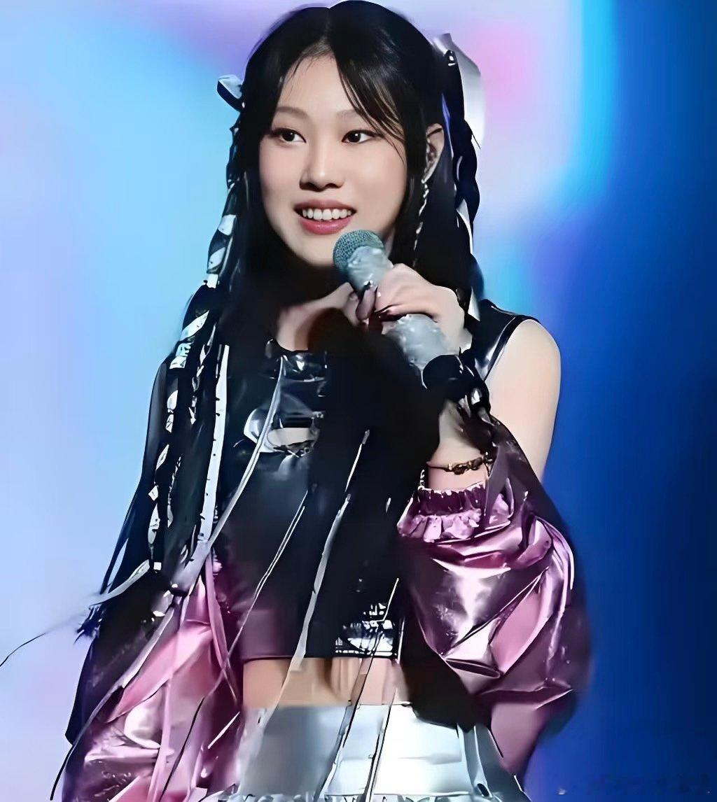 沈佳润05后营业原来是这样救命！沈佳润这波 05 后营业直接把我帅清醒了！车里清