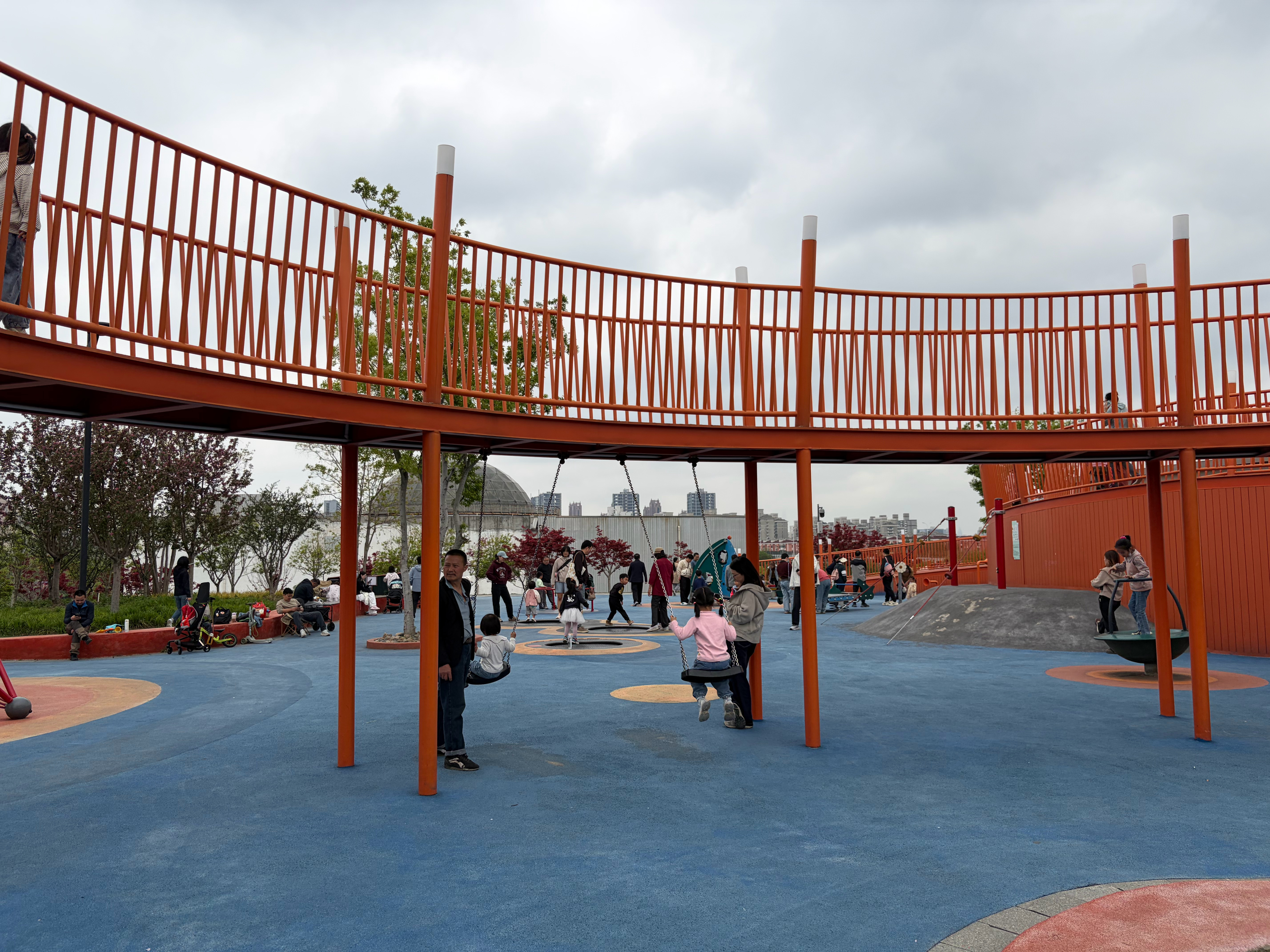 周末出来带娃，听到旁边的一个爸爸说：“你自己去玩，爸爸要上班了。”然后他就拿出了