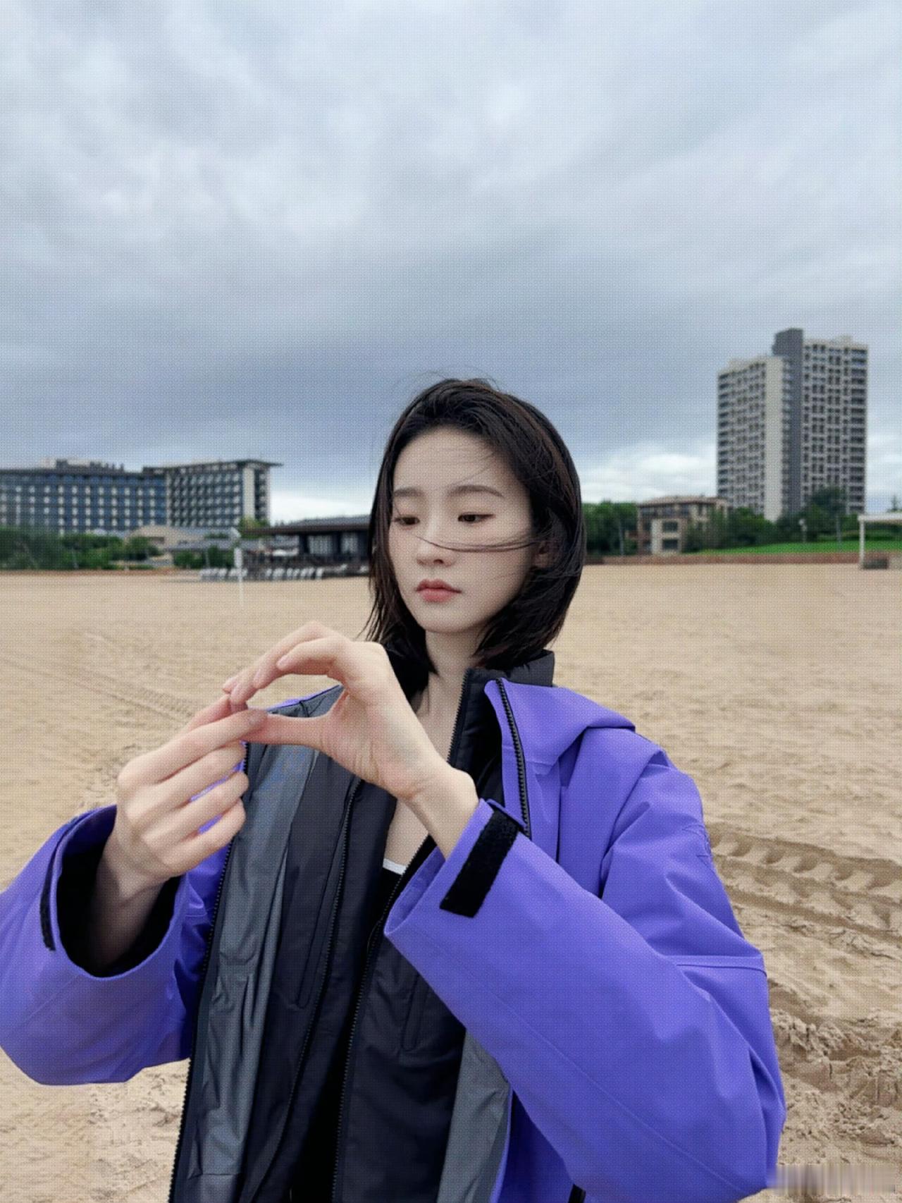 艺凡📸秋日海边的叠穿满分[飞吻]
张艺凡 娱乐