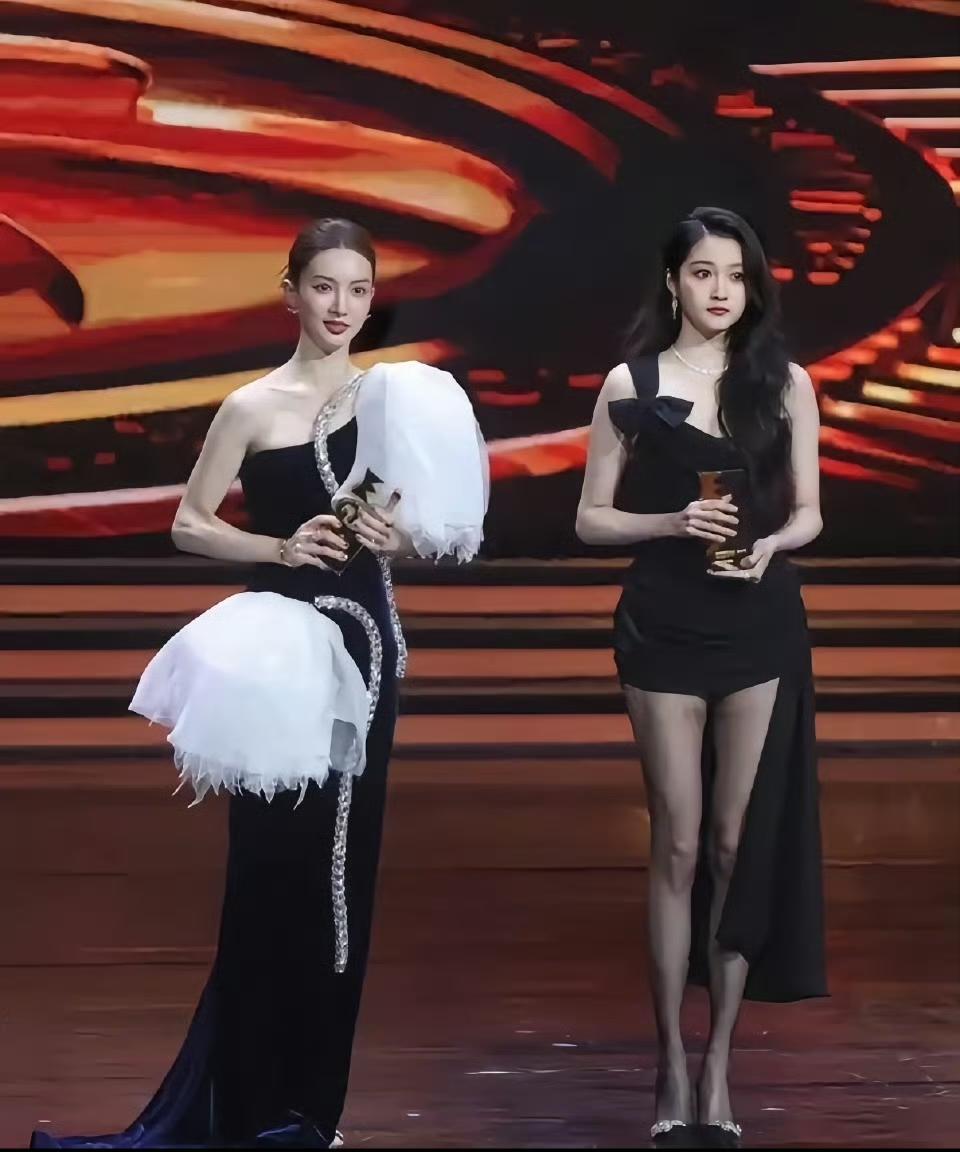 关晓彤：你最近怎么又瘦了？

金晨：你腿不是更长吗？

关晓彤：我这腿是遗传我妈