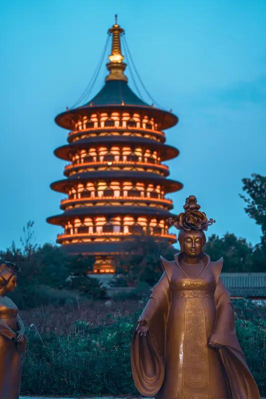 上官婉儿大概率不嫉恨武则天。上官仪因起草废后诏书，全家遭殃，婉儿随母入掖庭为奴。