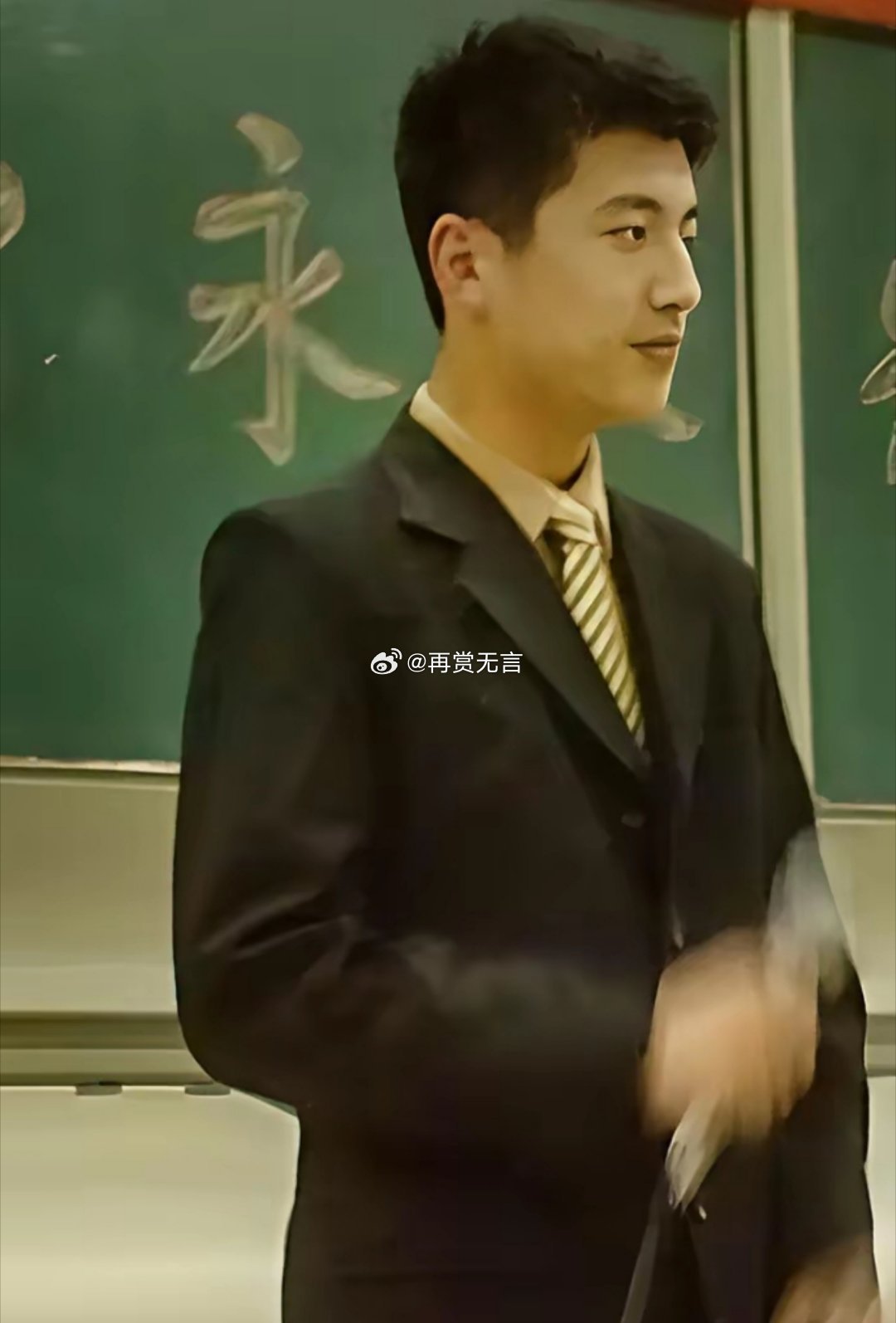 张雪峰在郑州大学时期的青涩照，正在主持活动的他，这帅气程度，妥妥的校草级别啊 