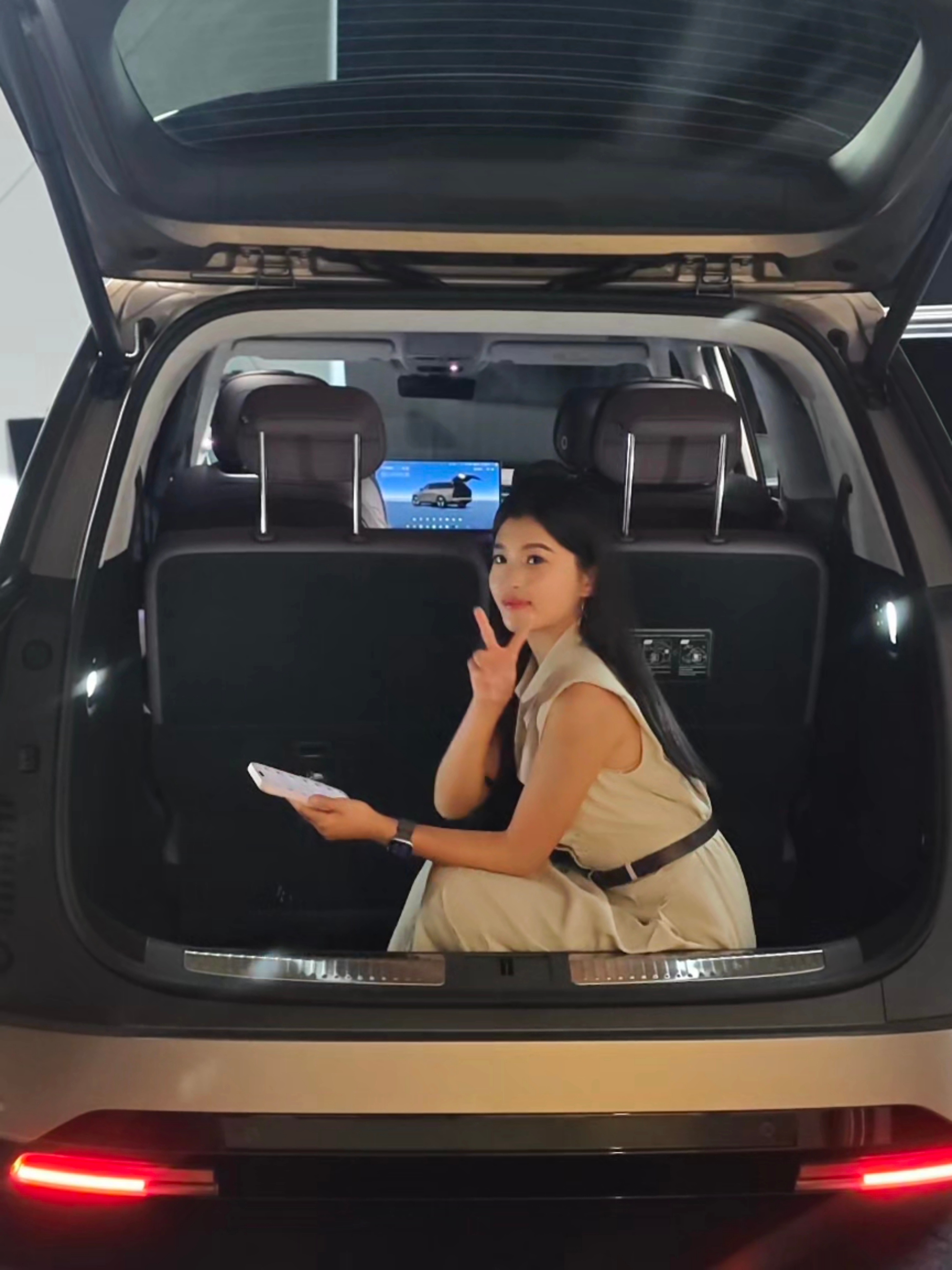 朱广权夸小鹏GX坐4人还能装4单车GX后备箱看我妹的表演。其中我妹腿长1米8。所