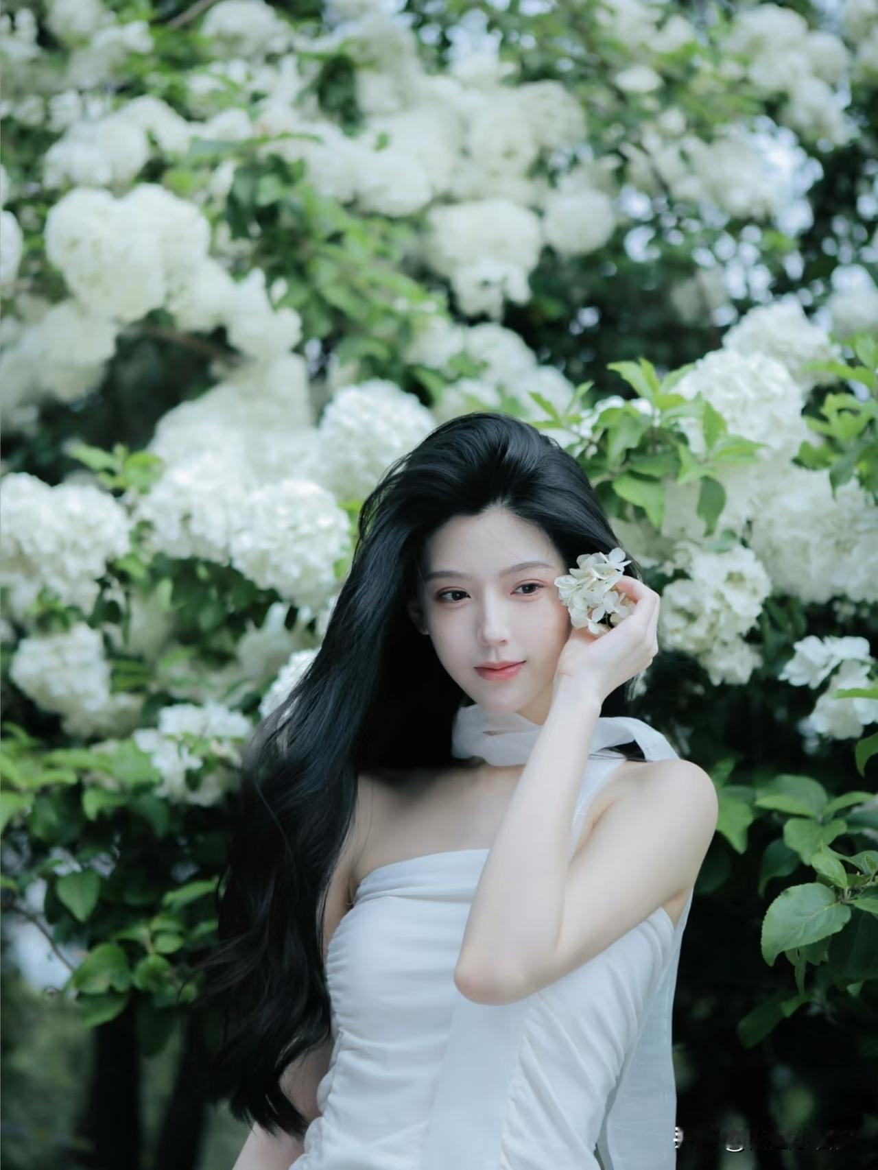 『森系光影ℓ花墙下的一缕月光』
白绣球簌簌摇曳，风揉碎花瓣，落在发梢与肩头。她指