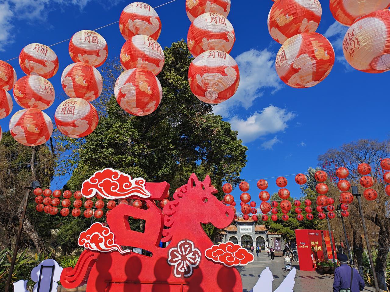 【过年了，体制内人员可以喝酒，但不要过量】过年了，喝两杯增加节日快乐气氛，这是人