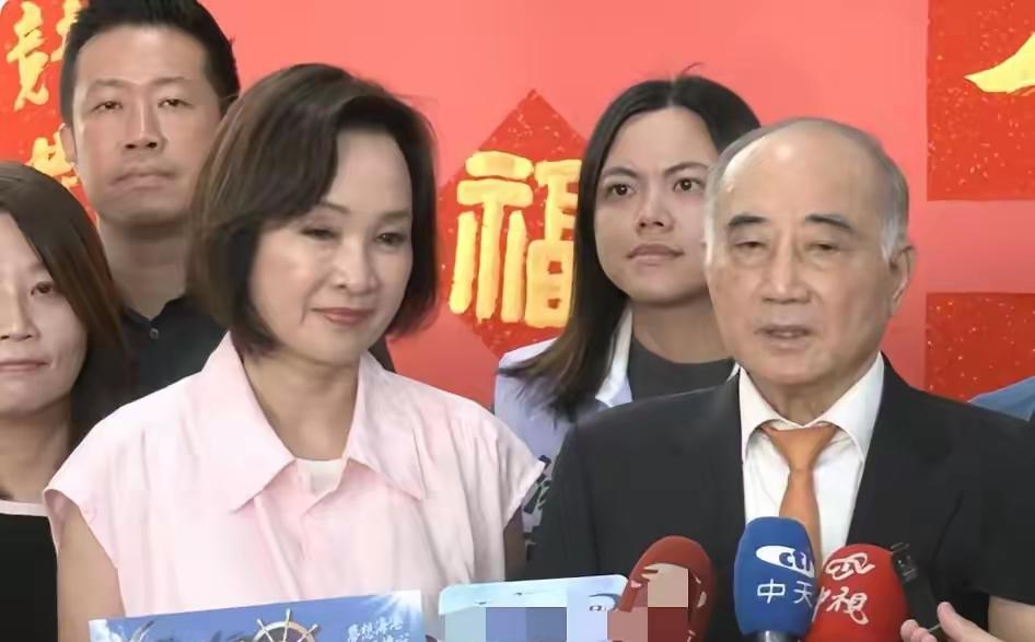 台湾地区不管谁胜选，都一样，不要指望他们能主动走向统一，通常统一有三种选择。
1