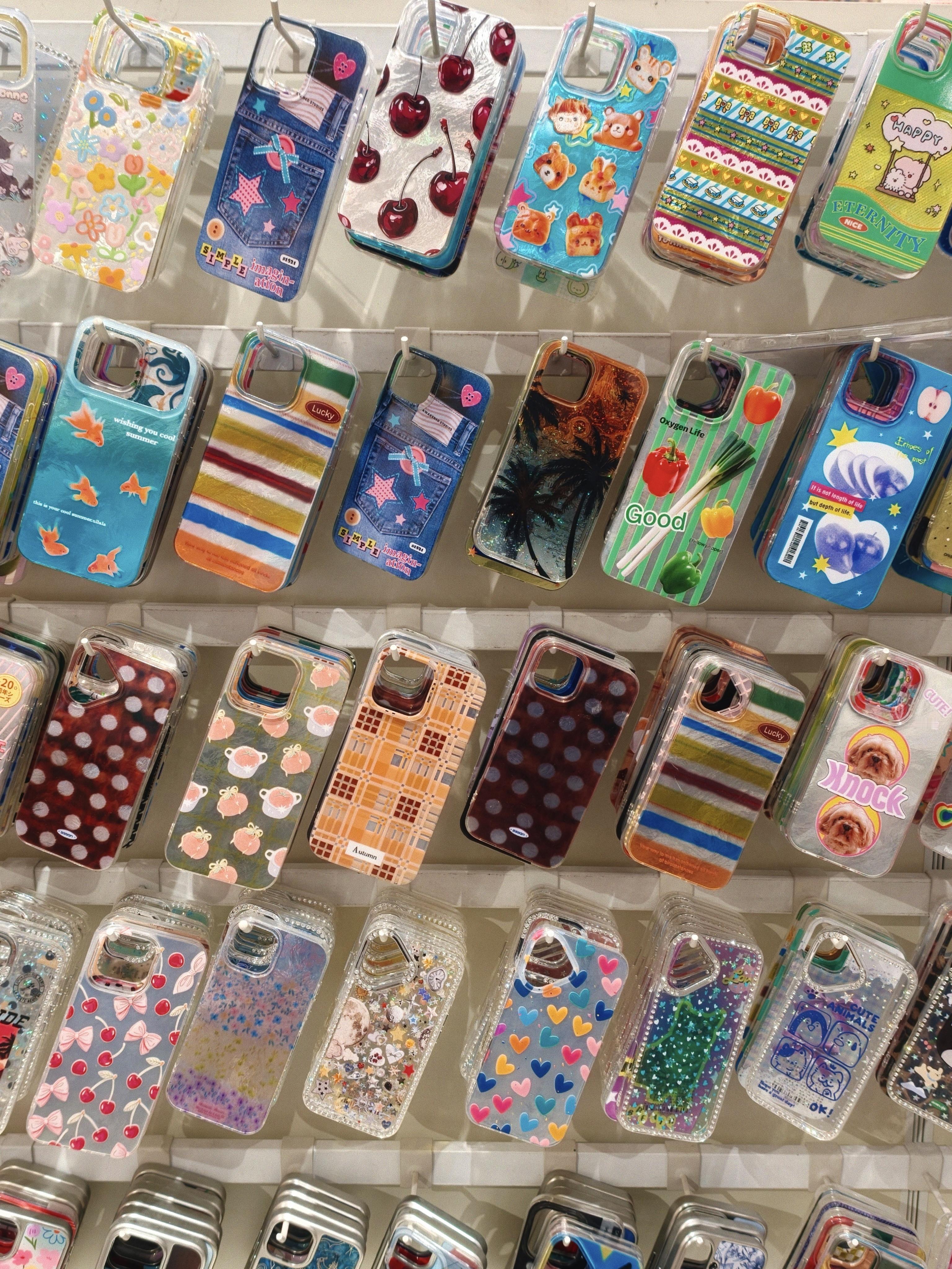 虽然国产手机品牌在发力但是iPhone的手机壳种类依然是遥遥领先 