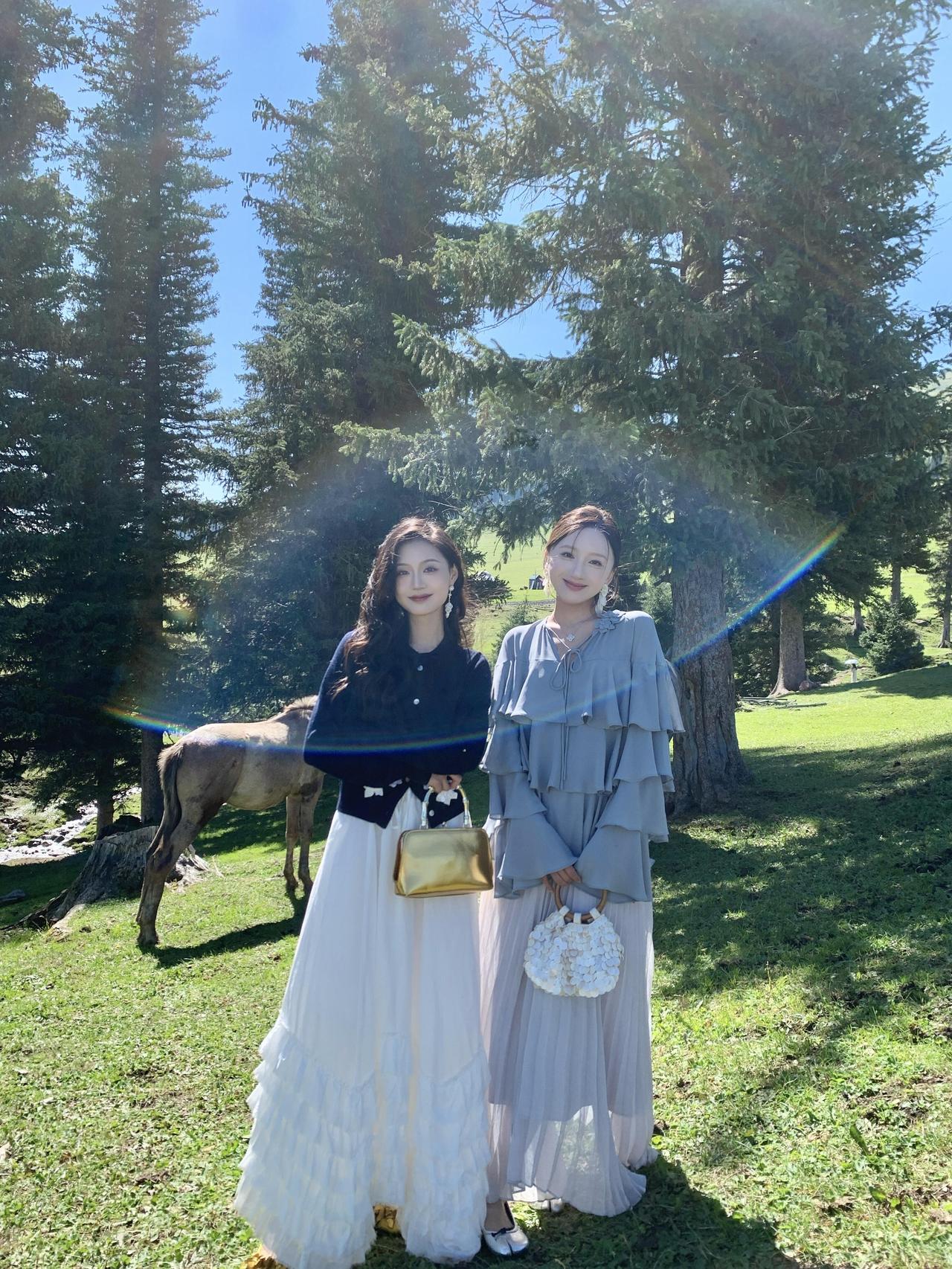 阳光下的姐妹花与大自然亲密合影气质姐妹花 时尚潮流穿搭