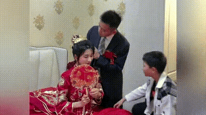 调皮的弟弟，这小叔子好顽皮[我想静静]嫂子的表情回复很是到位，好温馨的画面[呲牙