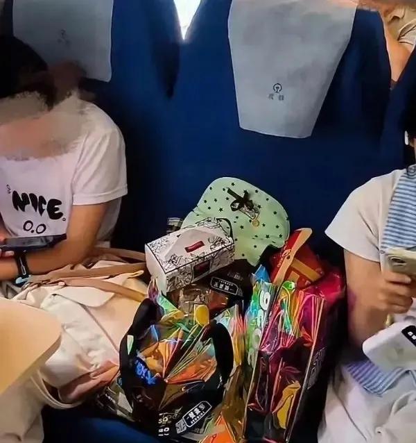 太刚了！火车两个女孩买3张票，一张放零食，站票大姐想坐被拒，喊来乘务员，说这座位