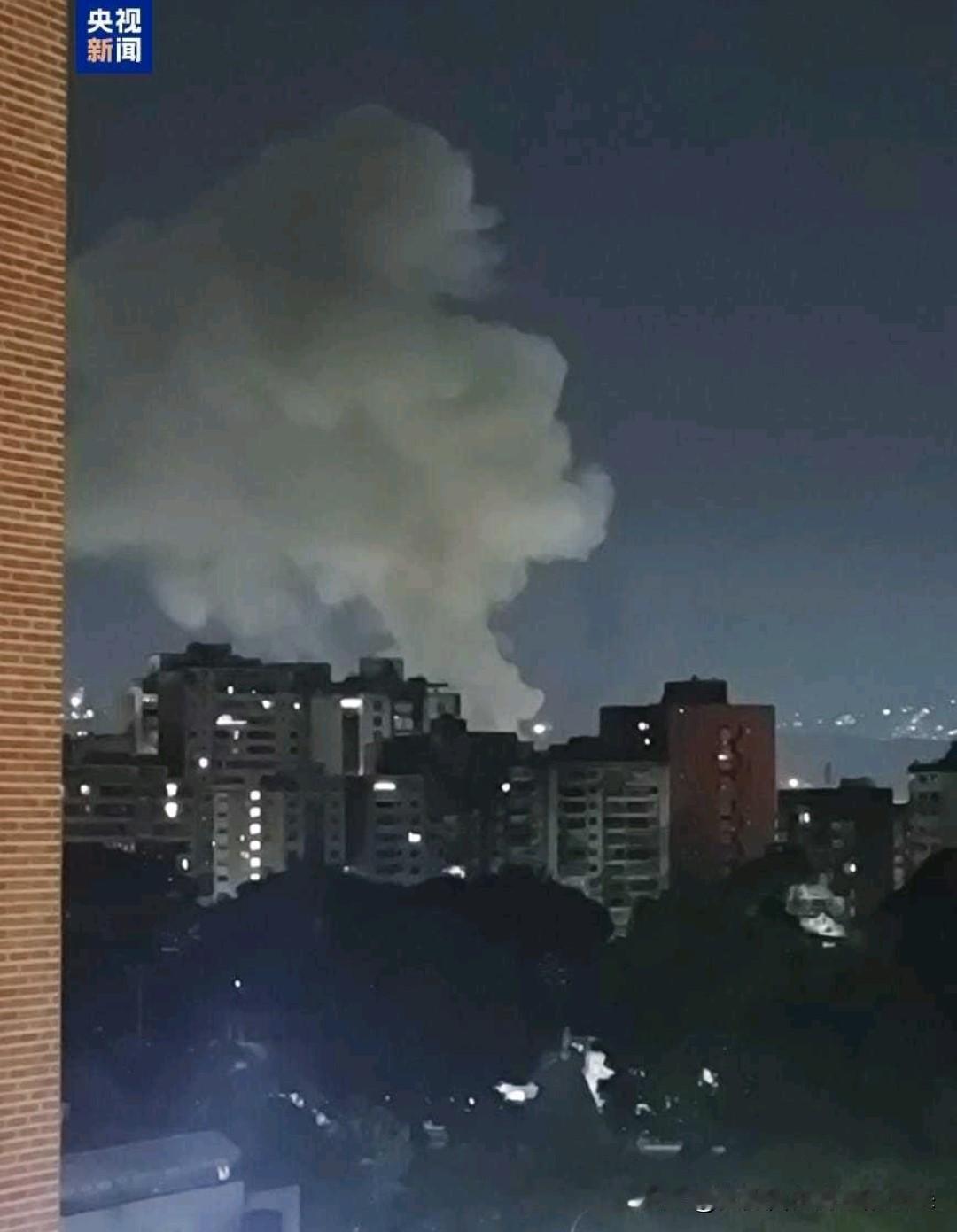 【突发】委内瑞拉首都凌晨遭连环爆炸袭击！疑似美制直升机现身上空，局势骤然紧张
