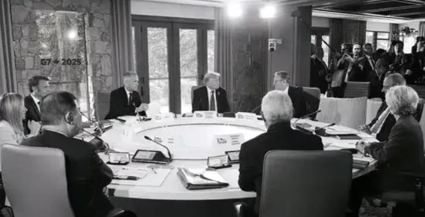你敢信吗？G7峰会上发生了这么戏剧性的一幕。欧盟主席冯德莱恩专门掏出来一块磁铁，