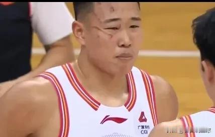 CBA的比赛强度！今晚青岛男篮主场对阵深圳男篮的比赛中，双方上演了一场激烈的竞争