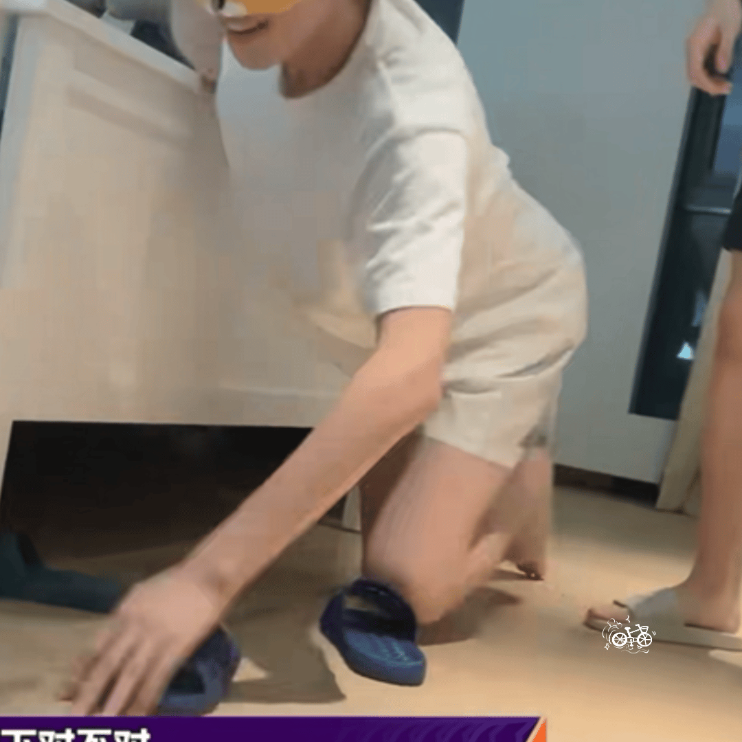 没事就爱偷摸拉点小手手 