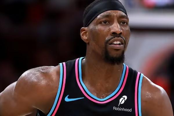 北京时间3月24日，马刺队以136-111大胜热火队，这场25分的分差确实令人惊