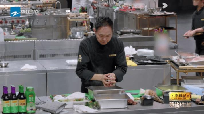 粤菜鸽神居然凑在一起做饭了双厨同台碰撞美食灵感，青麦穗炖鸽汤、酿乳鸽腿构思巧妙，