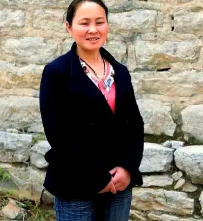 1994年，一名18岁的女孩被人贩子以2700元卖给了一位放羊人，洞房当晚，女孩