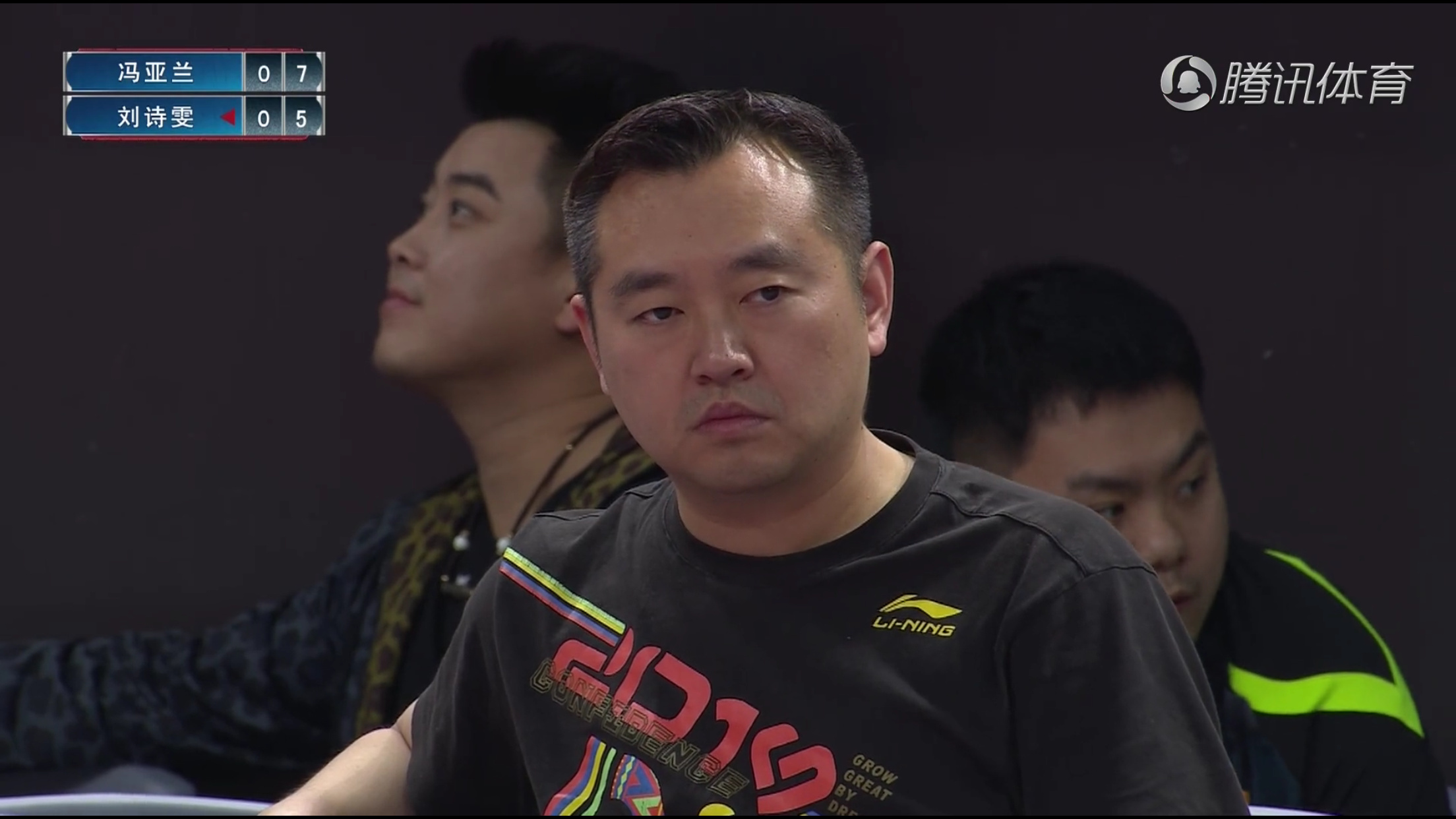 【】绝美侧脸和不太开心的月饼35115 