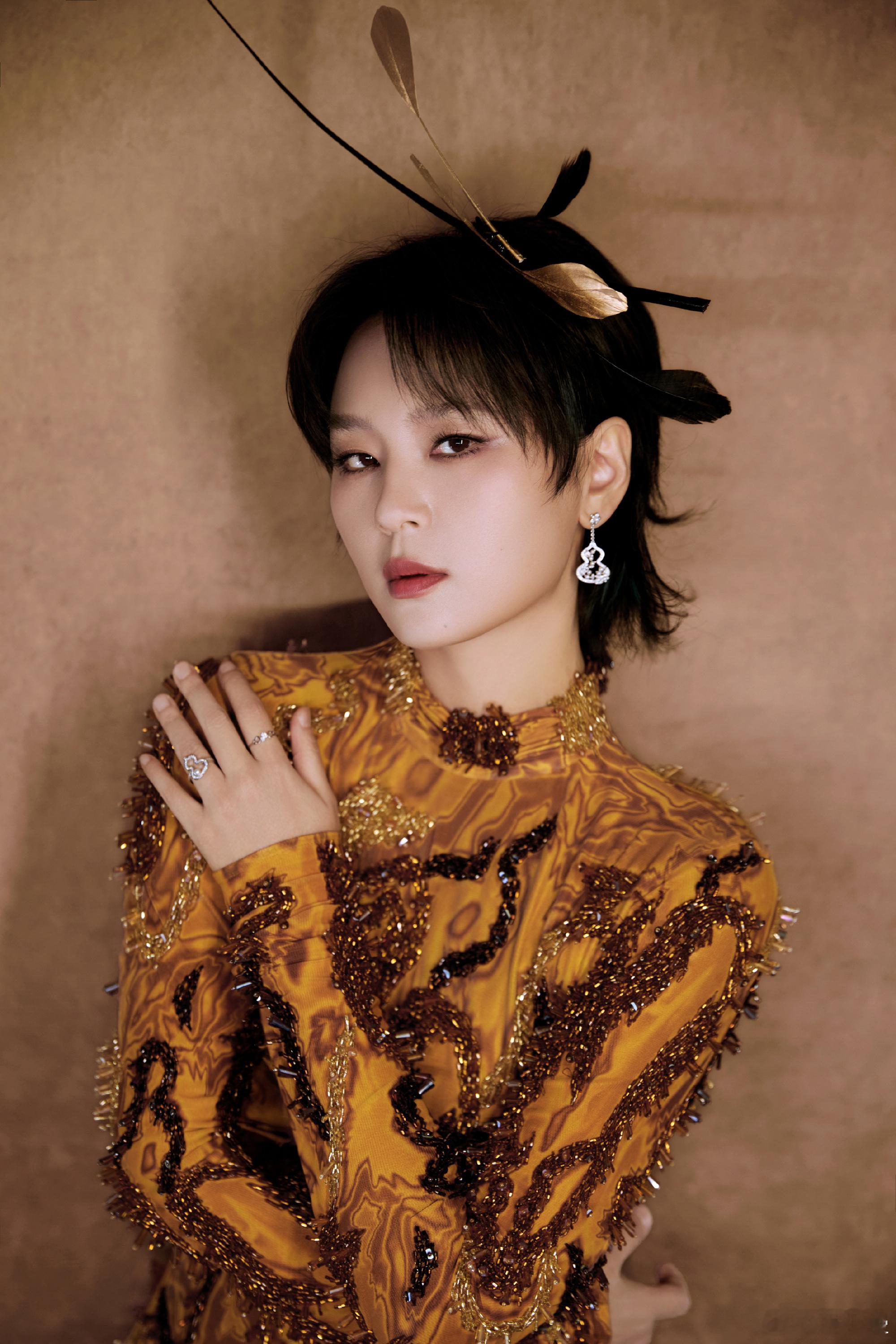 周笔畅蛇年最后一天cos金蟒被周笔畅的金蟒造型帅晕！鳞片纹路质感拉满，灯光下简直