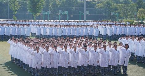 想让孩子在湖北学医，别只盯着分数，三条路天差地别。选对少熬好几年，选错多耗五六年