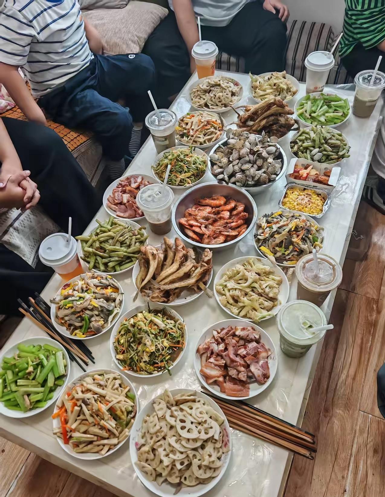 山东人待客整20盘菜网上火了！
老同学家里聚餐愣是凑齐二十道菜招呼大伙儿，吃好喝