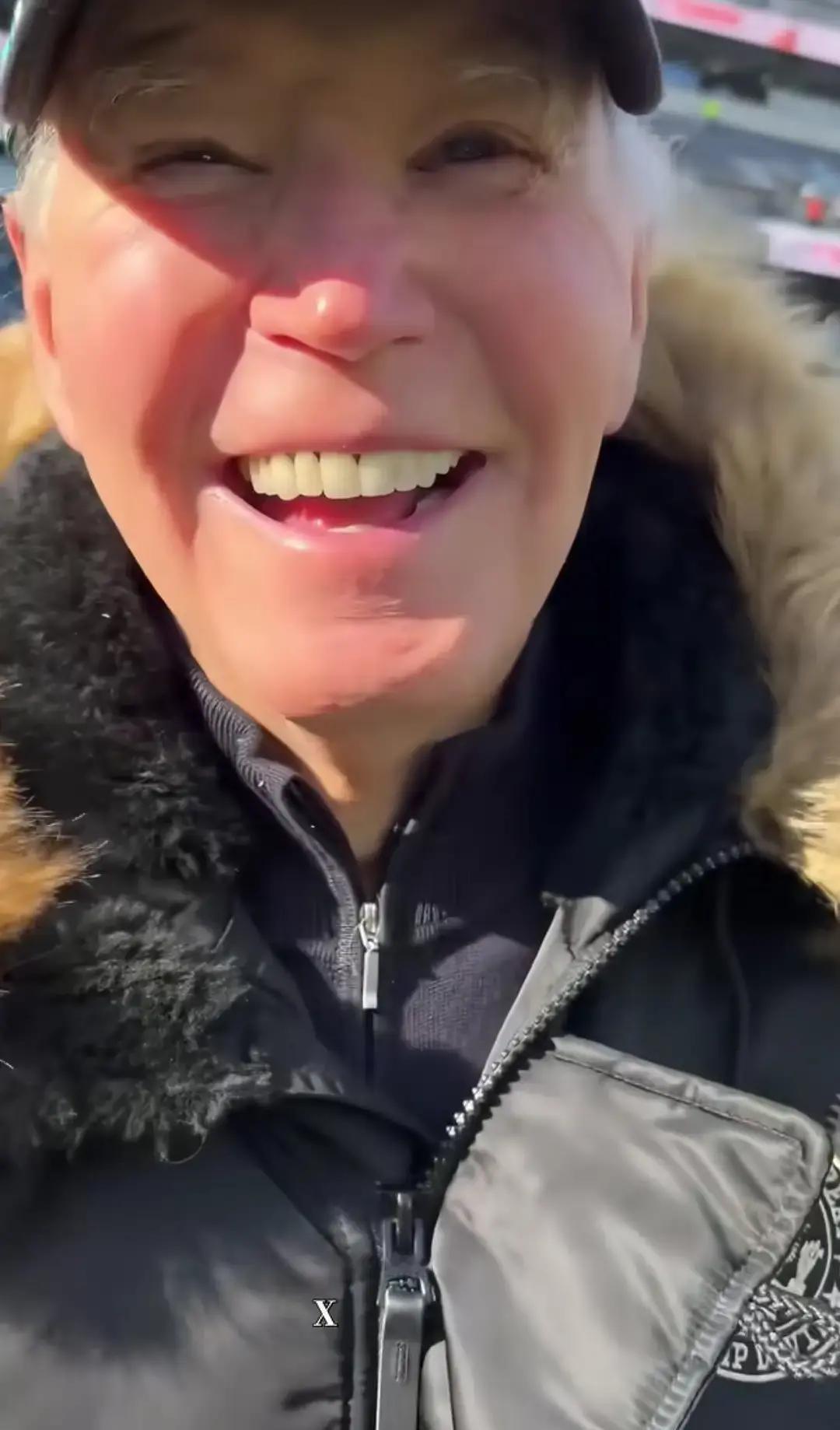 看球赛盯总统，健康细节藏不住。
 
拜登右眼上方那道疤，是实打实的手术痕迹。白宫