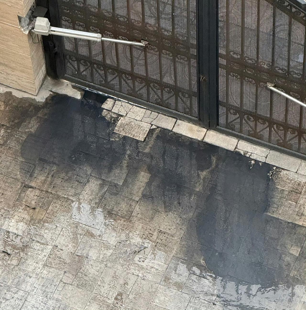 德黑兰下了一场雨，但这场雨不能碰。

3月7日晚到8日凌晨，美以联军对伊朗首都所