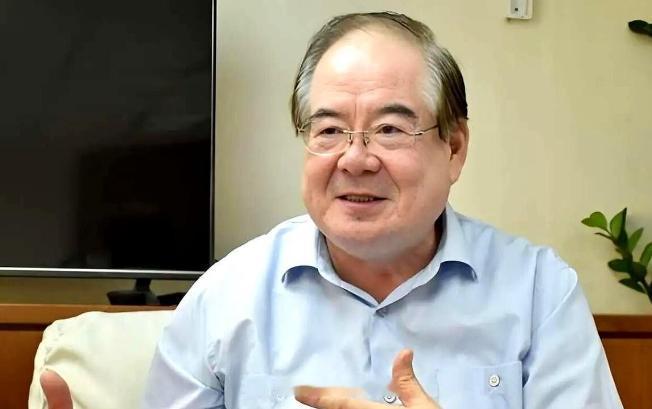 真的破防了！77岁的李乾龙，用最笨拙的方式，戳中了所有中国人心里最软的地方。
 