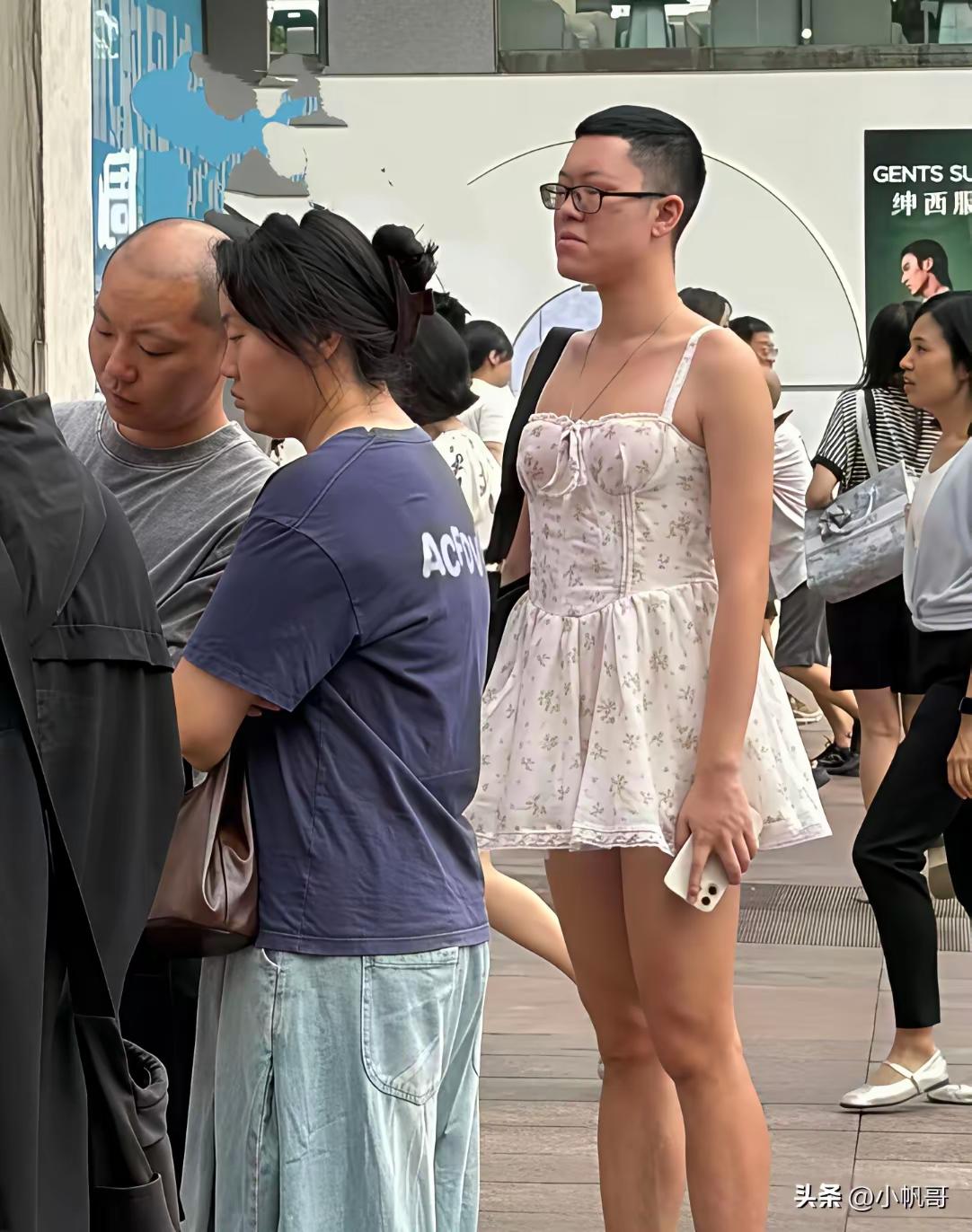小哥哥的裙子哪里买的，挺好看的[笑哭][笑哭]