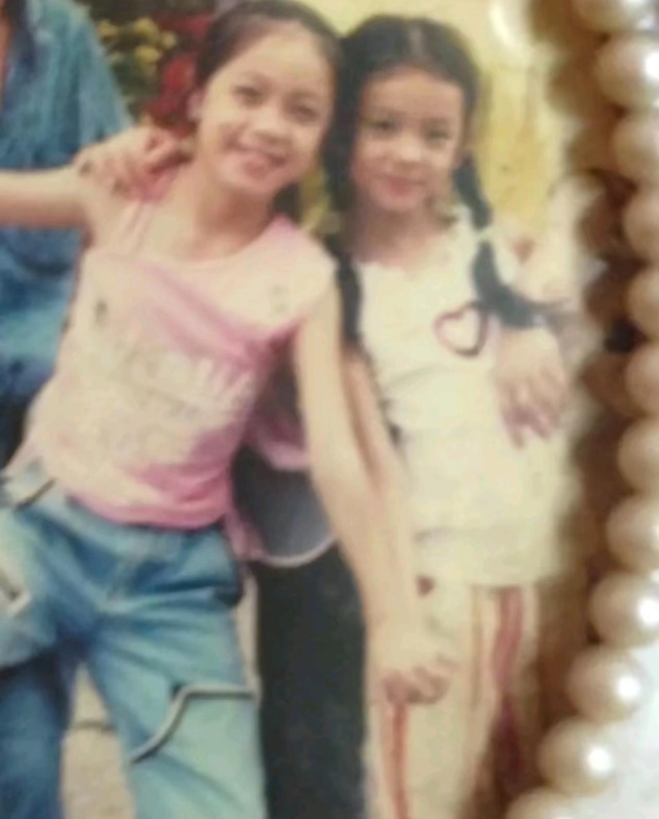 大明星和设计师周也和姐姐童年照@周也yeah 和姐姐是周琦思和周妙想（周也）。女