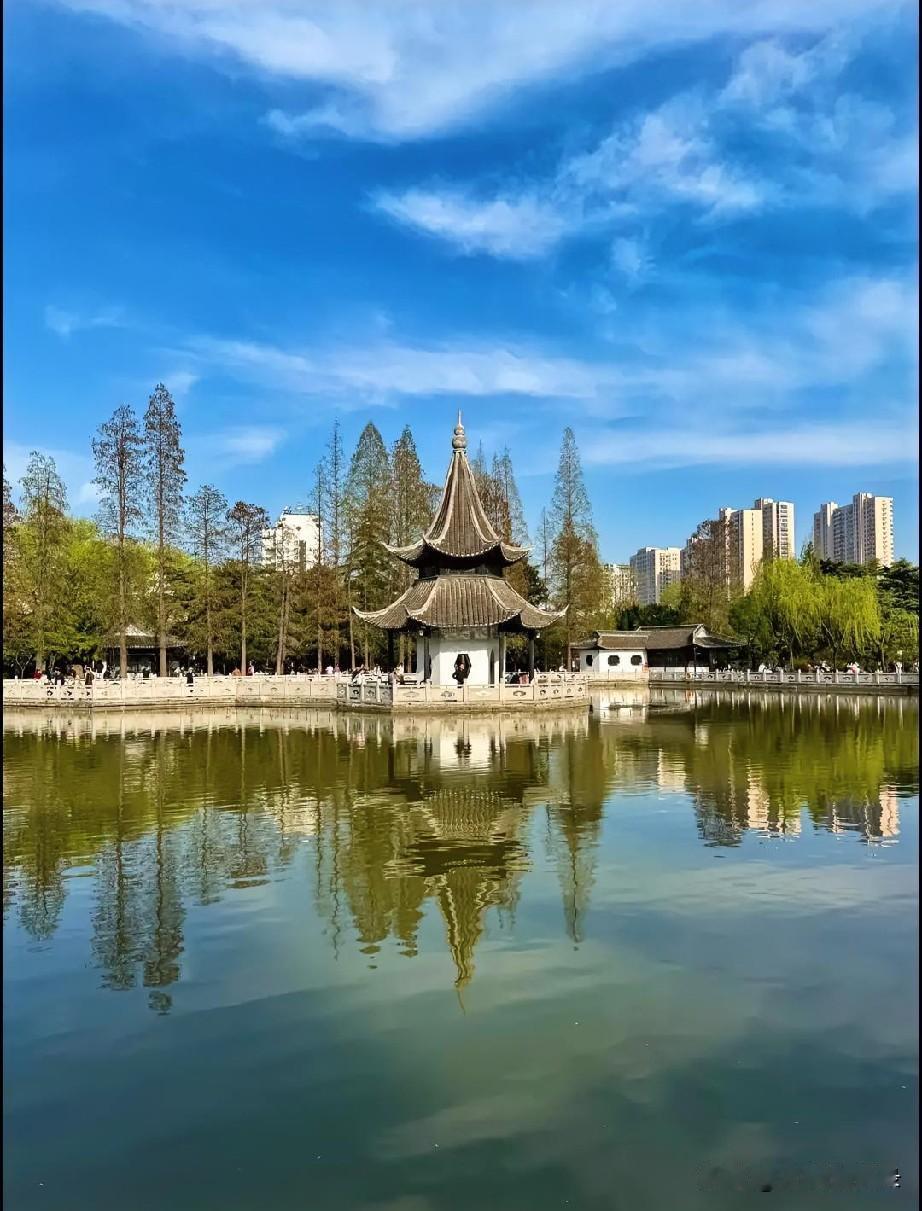 秋日踏访清晏园，没有喧嚣游人，只余下慢生活独有的温馨。这座淮上名园，一砖一瓦皆藏