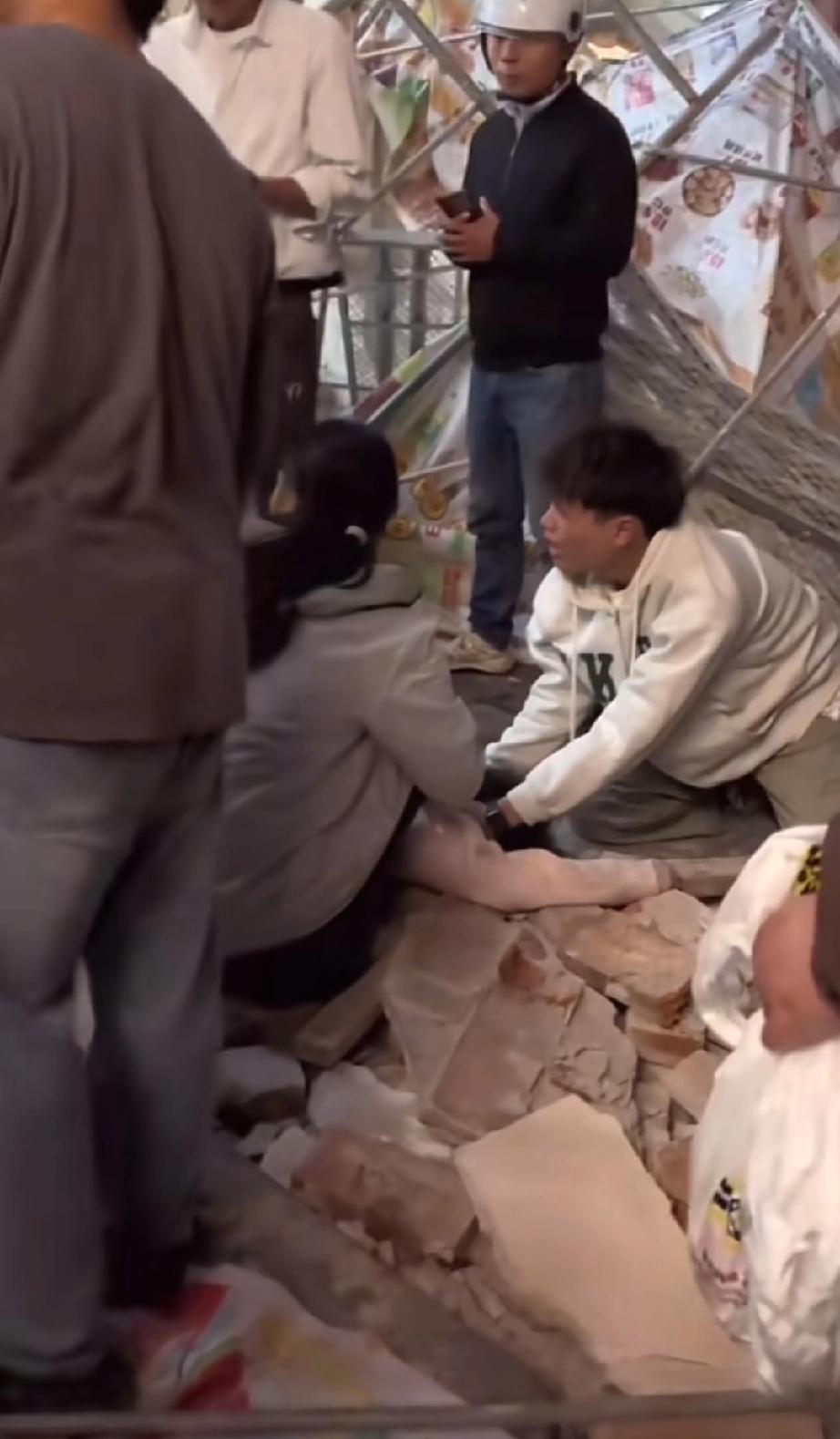 “节假日不要去人多的地方”这句话的含金量还在上升。
10月31日万圣节的晚上，长