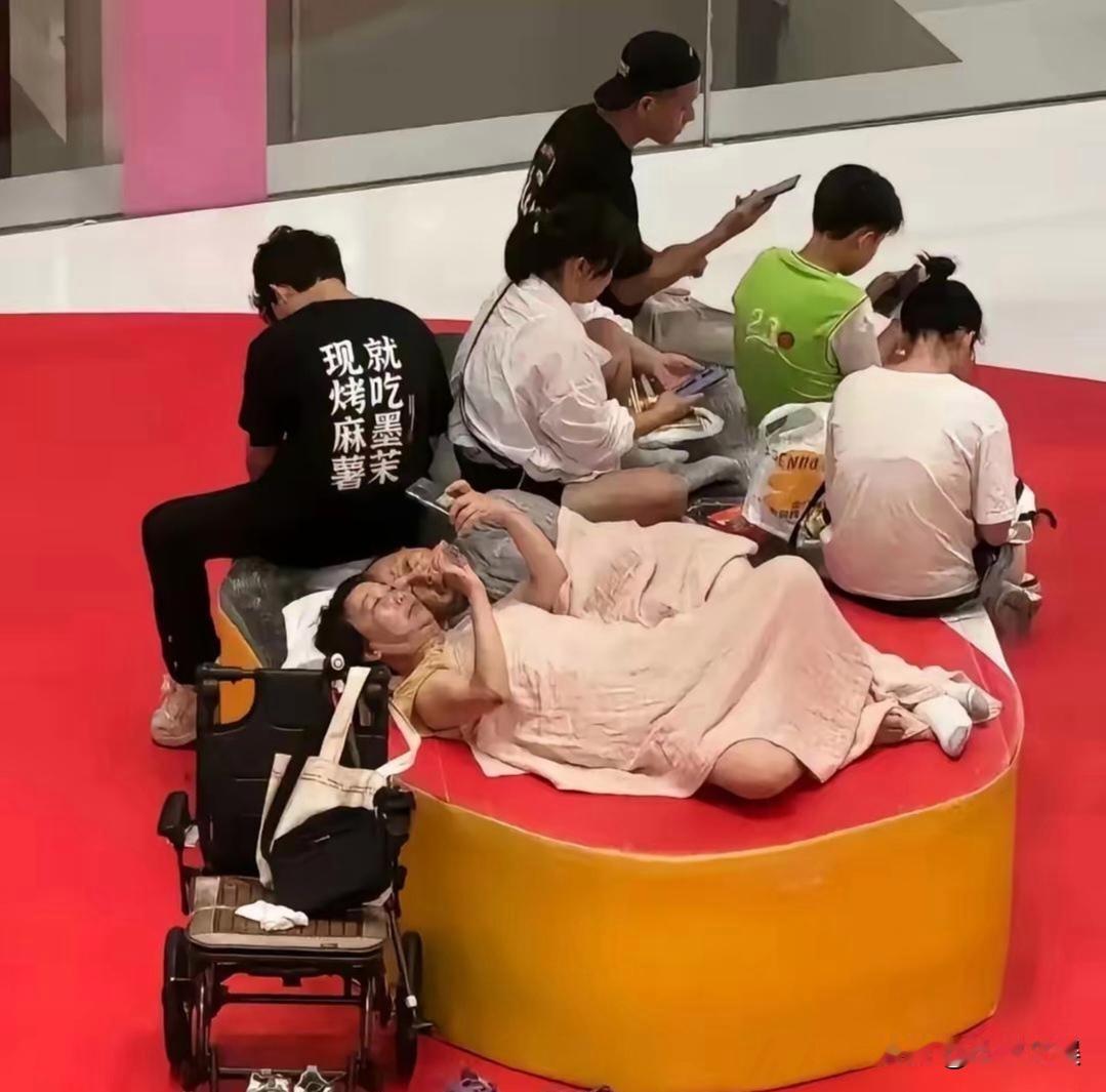 这不是妥妥的为老不尊吗？

你去公共场合蹭空调就算了，还居然拿被子直接睡在沙发上