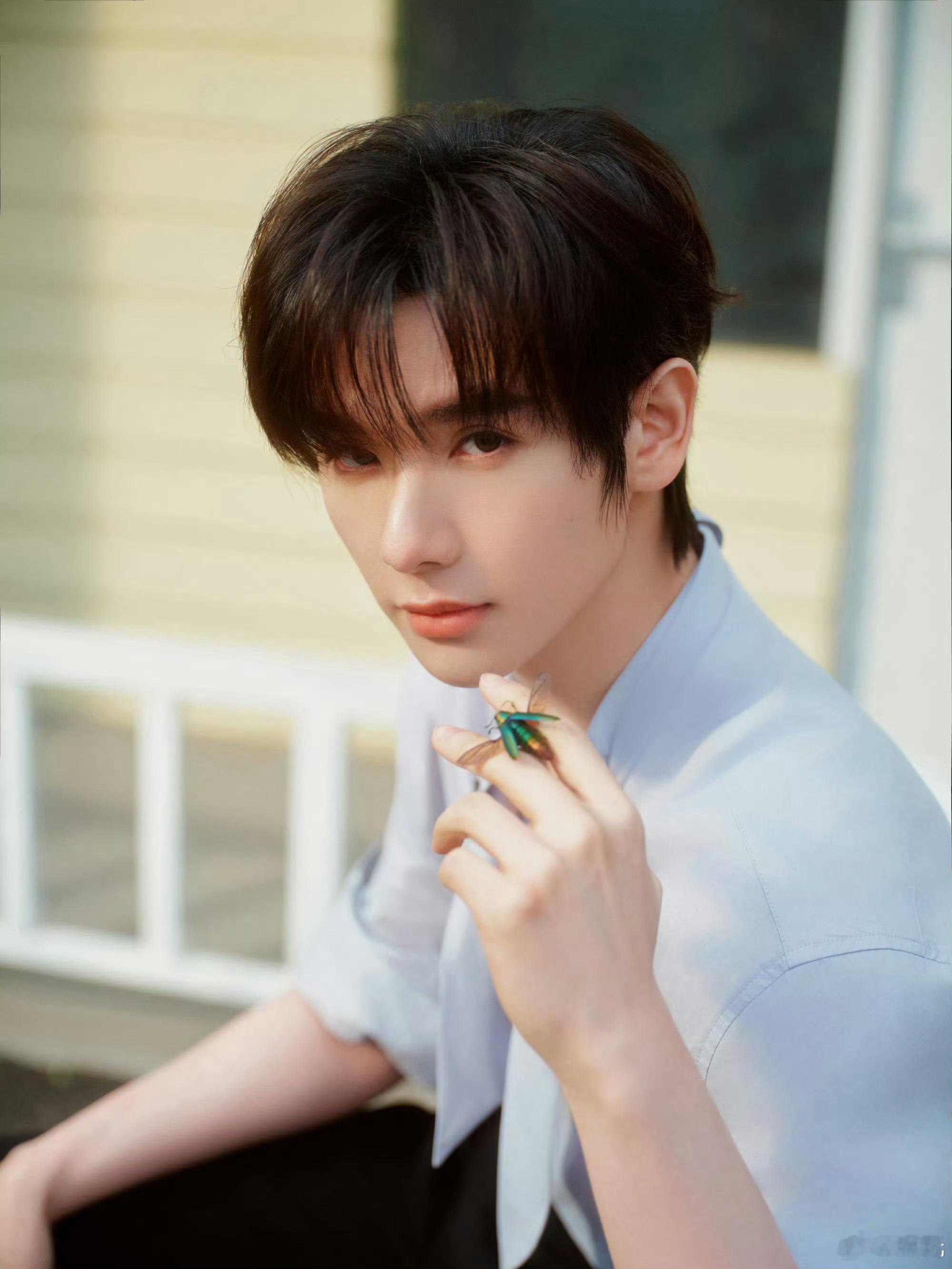 高卿尘的绅士手让陈妍希笑场了自然流露的绅士姿态，搭配笑意满满的画面格外治愈。 