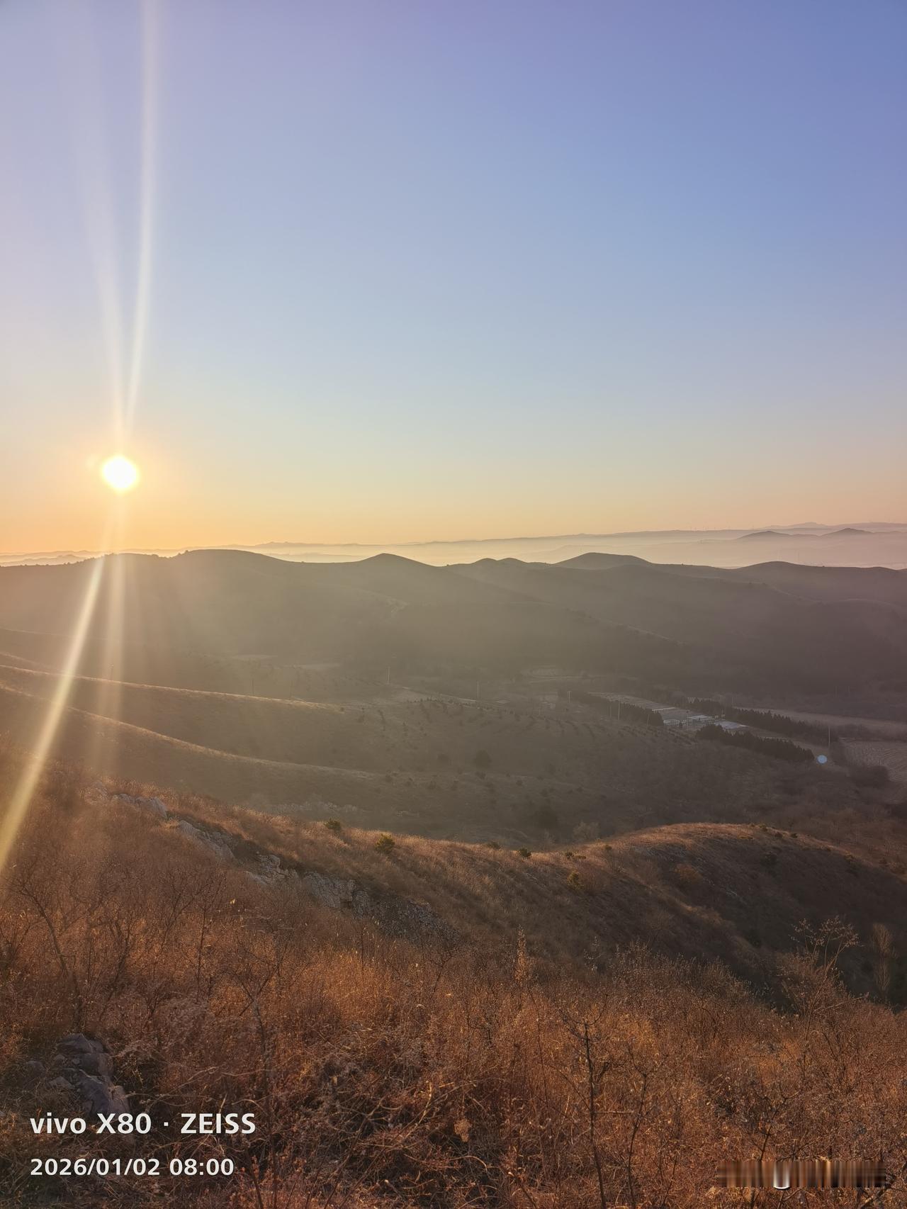 早晨到山上旅游的，天气虽然很冷，但是阳光特别的充足，远远看去，形成了万道霞光，阳