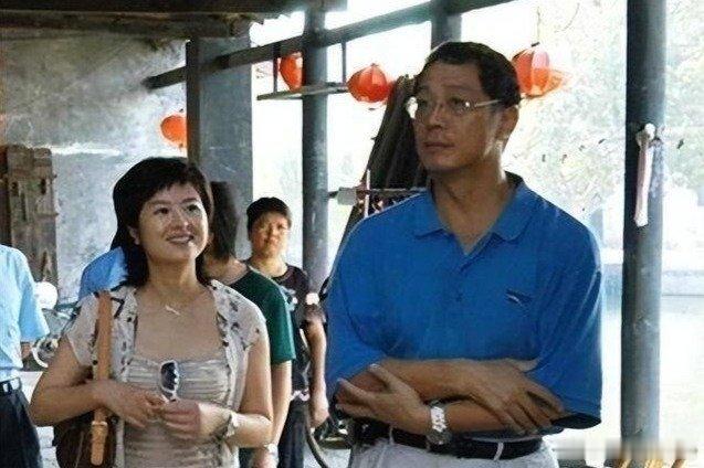凤凰新闻【张泉灵：曾是央视一枝花，嫁大18岁李铁为妻，如今51岁已满头白发】文|
