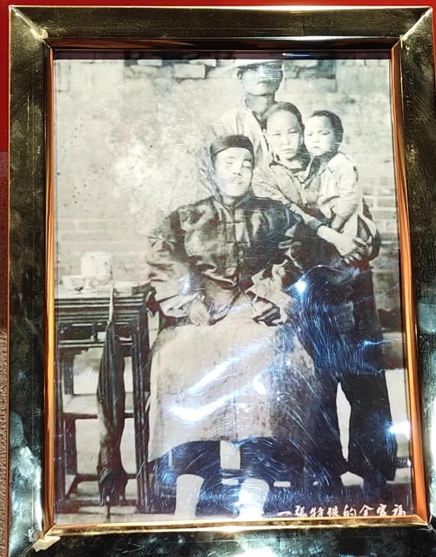 渭华起义一位烈士牺牲后，家人把它摆放在椅子上与亲人的一张合影。大家知道这位烈士是