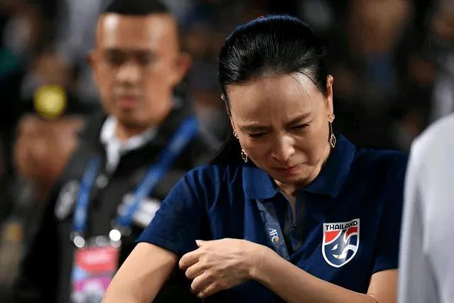 中国男足窝囊晋级，泰国差一个进球出线，赛后泰国足协女主席掩面痛哭，向泰国全国球迷