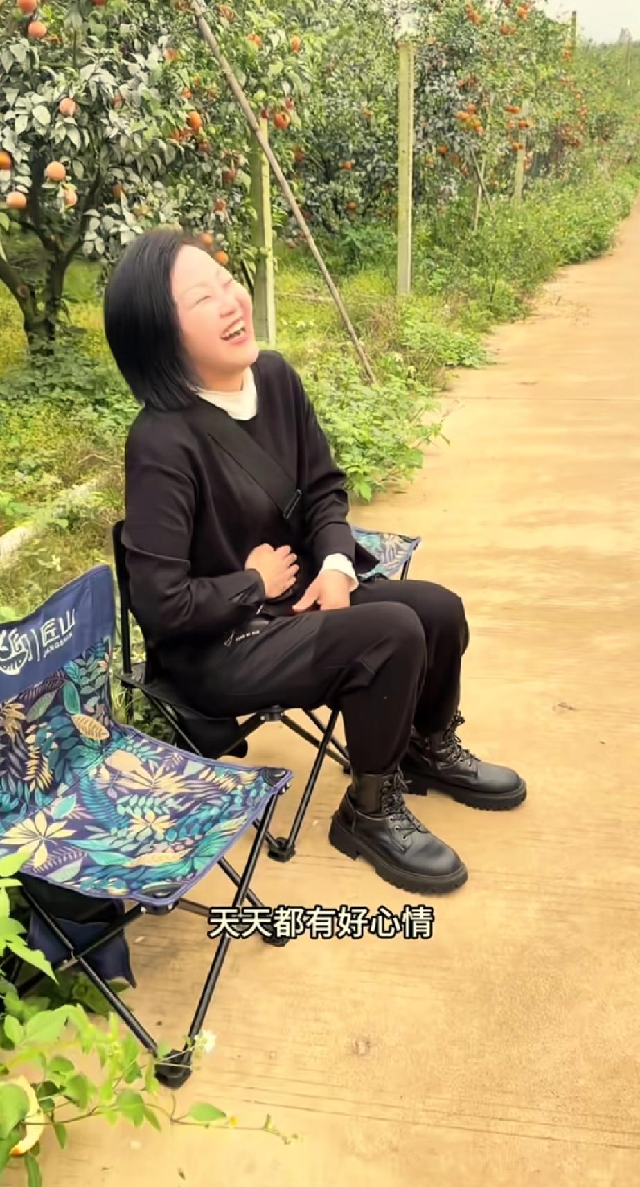 孙海洋和彭四英站在果园旁的小路上，正打算售卖水果。留意到当天是三八妇女节，于是孙