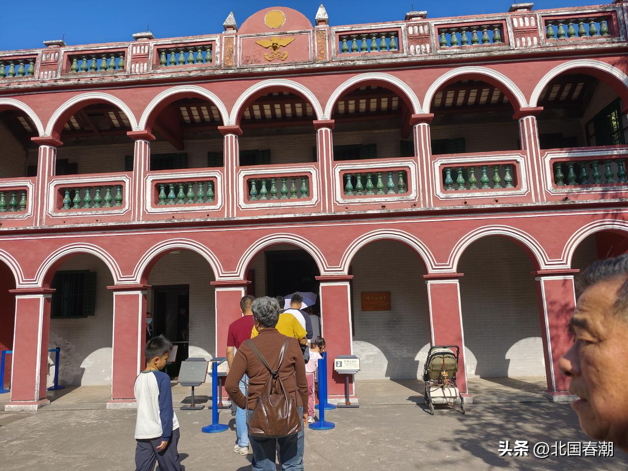 很多领导干部的公开简历只写到大学，连高中、家庭、早年经历都不公开，普通人想了解、