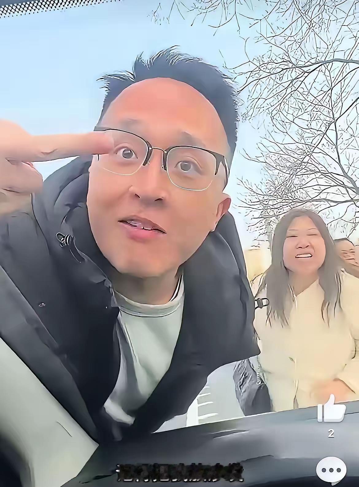 河北那位竖中指飙英文的男乘客，恐怕从没想过自己会以这种方式“成名”。一场小剐蹭，