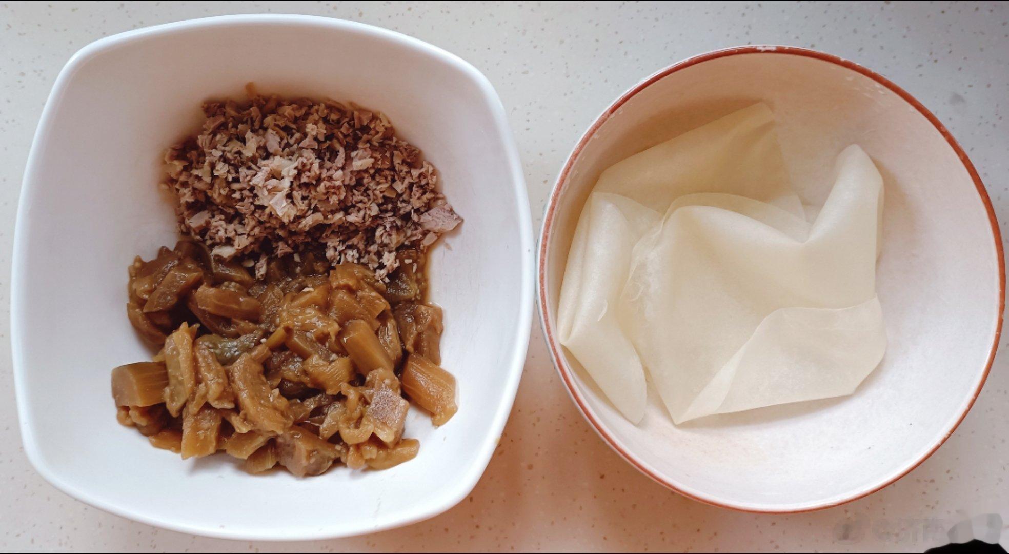 老母亲的午餐：小薄饼，剁碎的烤鸭肉，烧的特别软烂的茄子，微波炉制作的燕麦粥喝了半