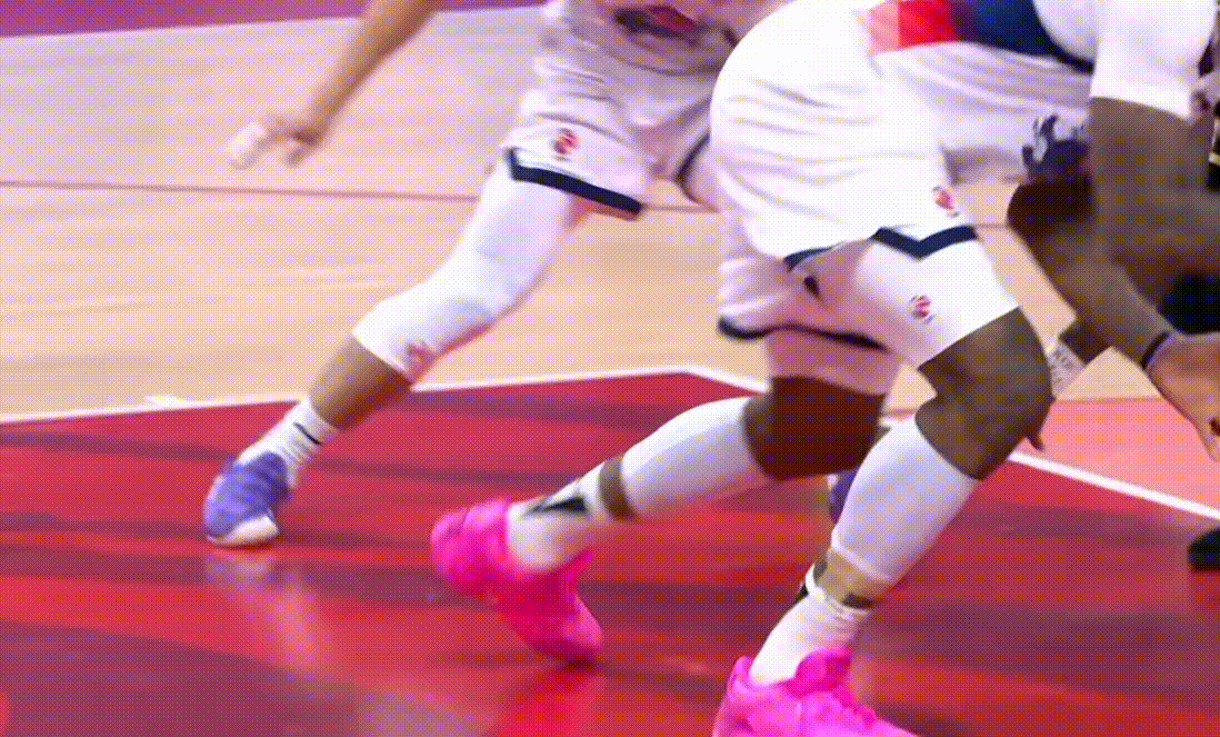 通过挑战，补吹了萨姆纳的违体犯规，我觉得吹得也没问题，没什么错。广东男篮vs山东