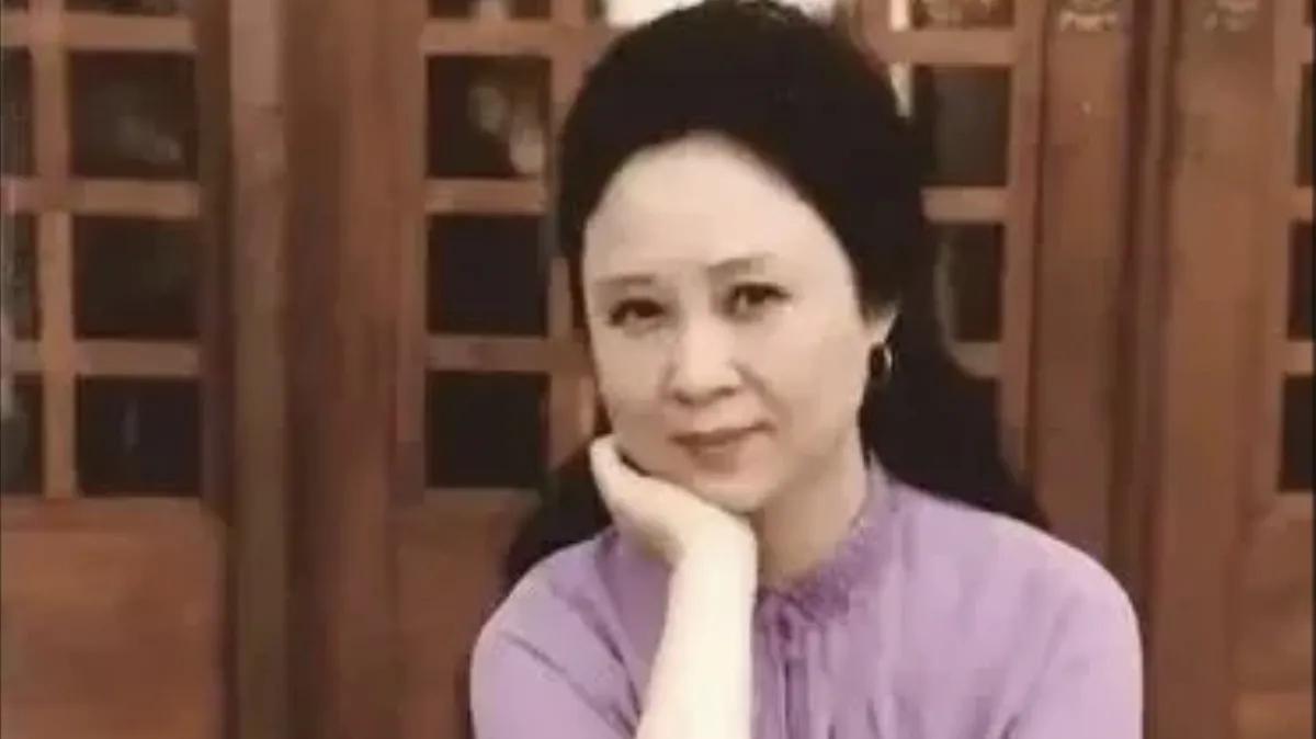 琼瑶女士在年轻时，其美貌堪称一绝，宛如画卷中走出的古典佳人，柔情四溢，令人倾心。