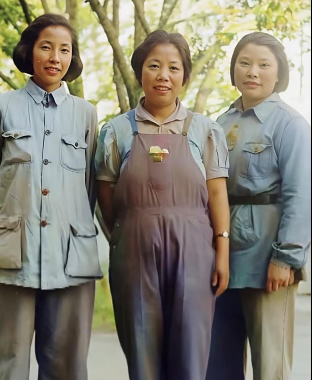 分享一张经典老照片1944年，延安，三位领导人的妻子在一起的合影。
