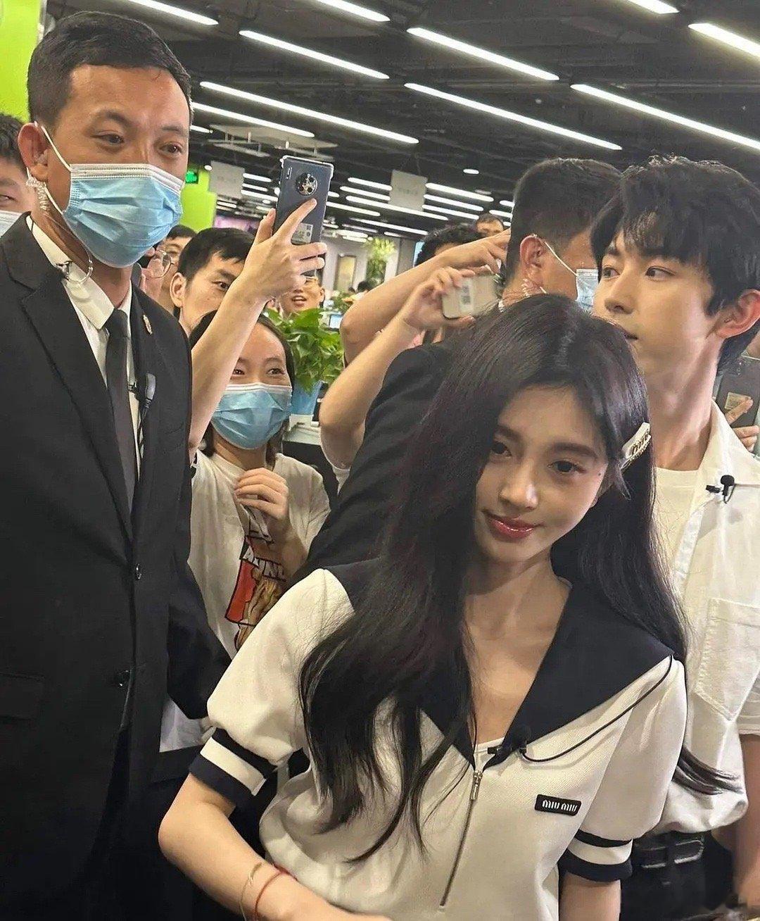 鞠婧祎的纯生图，差别大吗[闭嘴] ​​​