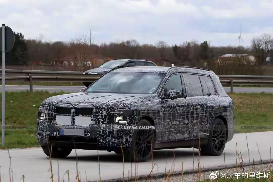 宝马最大的纯电旗舰SUV iX7谍照出来了！简单说就是燃油版X7的纯电版，外观基