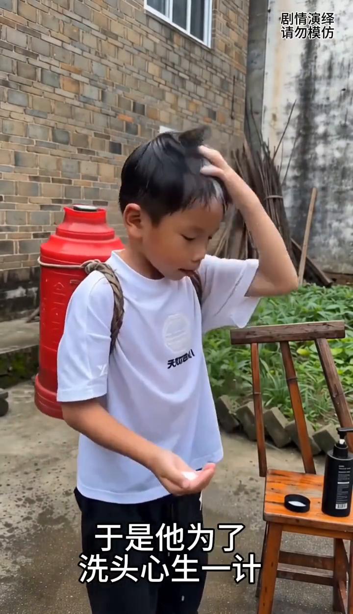 男孩洗头巧妙，用热水壶解决。
男孩家的热水器坏了，于是他为了洗头心生一计。只见他